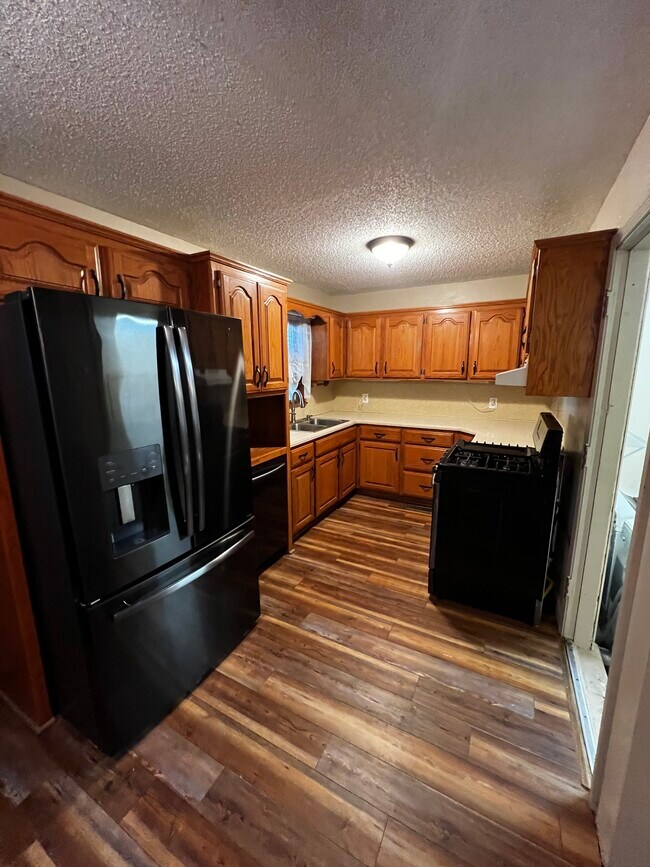 Building Photo - 347 N Pine St