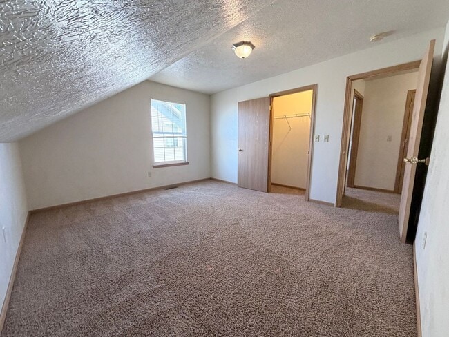 Building Photo - Spacious 3 Bedroom 2 Bath Townhome