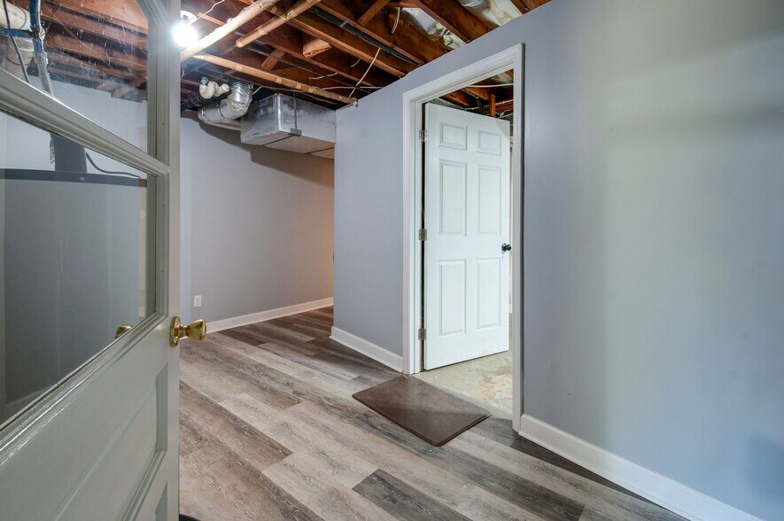 Access to downstairs apartment/Garage - 930 Havenhill Dr