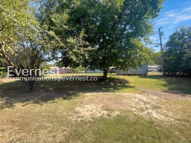 Building Photo - 3-Bedroom Home with Fenced Yard & Garage / Pet-Friendly / Available Now!