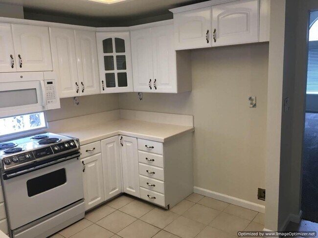Building Photo - 530 W Alluvial Ave