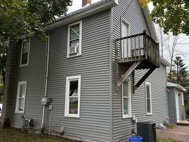 Building Photo - 6 Bedroom 2 Bath | Student Rental