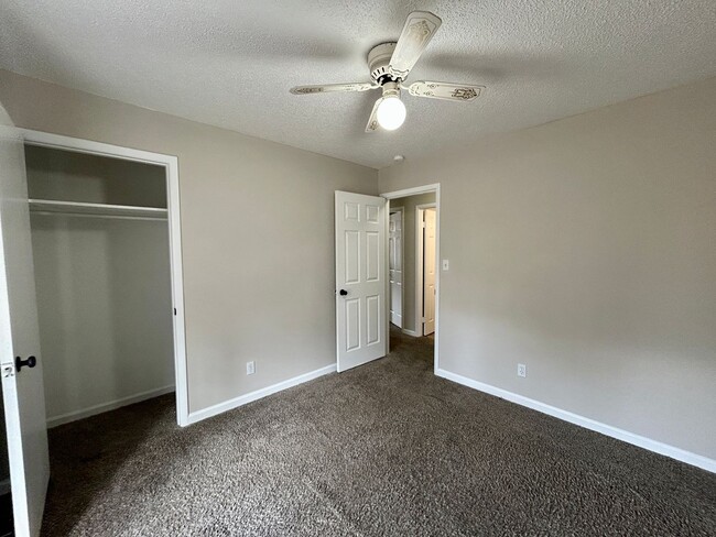 Building Photo - 1 Robin Ct