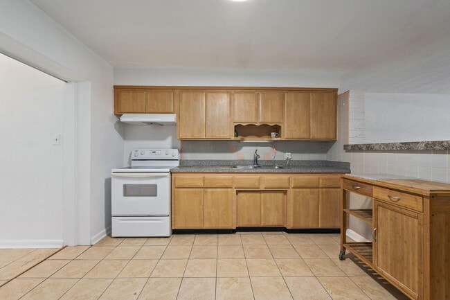 Building Photo - 1658 NE Sunview Terrace