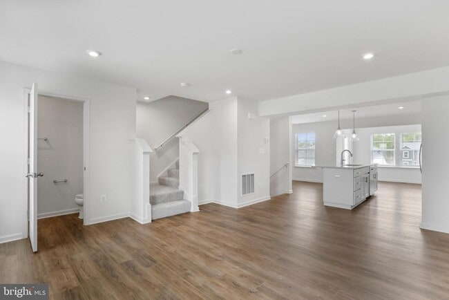 Building Photo - 233 Clifton Mnr