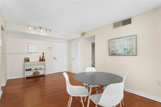 Building Photo - 9440 W Bay Harbor Dr