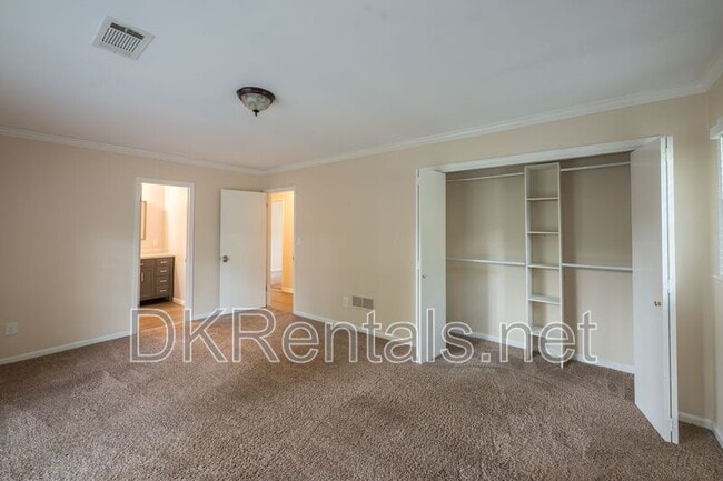 Building Photo - 225 Pebble Trail