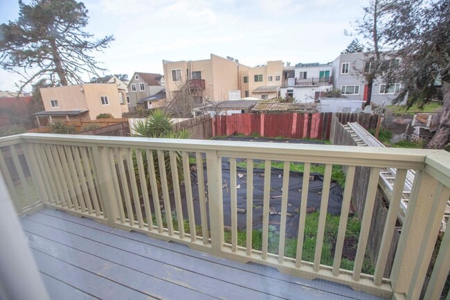 Building Photo - House for rent, Updated 4BR+2 extra BR/Den/Offices/Family Rooms & 3BA in Ingleside!