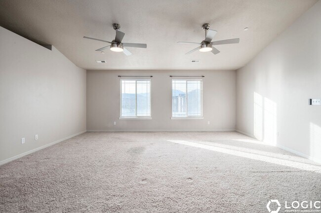 Building Photo - Spacious Condo in Great Location!