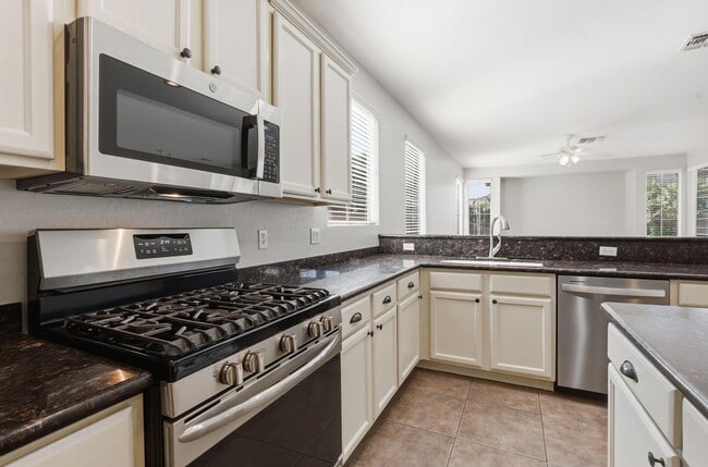 Building Photo - 3565 E Vaughn Ct