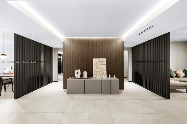 Building Photo - 785 Crandon Blvd