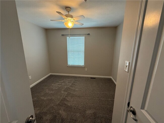 Building Photo - 202 Pointe View Dr