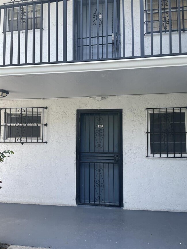 Building Photo - 2498 SW 17th Ave