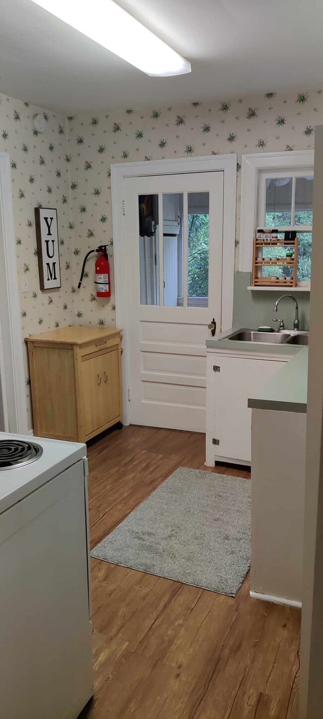 Kitchen with access to porch - 1423 Bronough N St