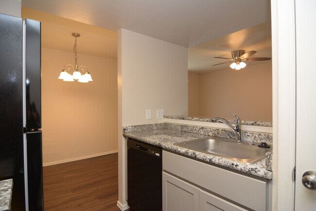 Building Photo - Remodeled 1 Bedroom 1 Bath Condo! Great Central Tucson Location!