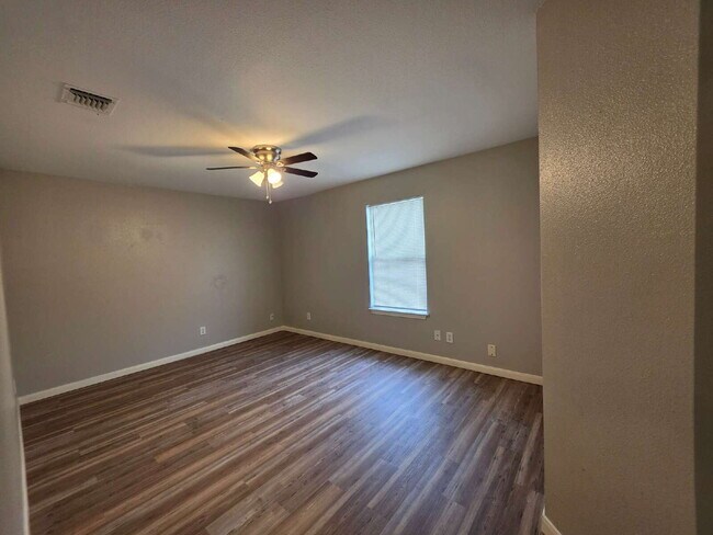 Building Photo - Updated 3/2 Duplex Near Shopping in San Antonio