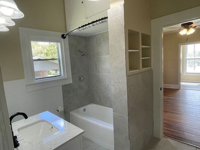 Building Photo - 422 S Orange St