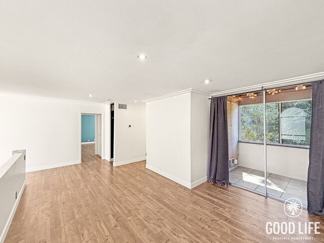 Building Photo - Charming 1BD/1BA Condo in College West W/ A/C, Balcony, Office/Bonus Room, Community Pool, Coin O...