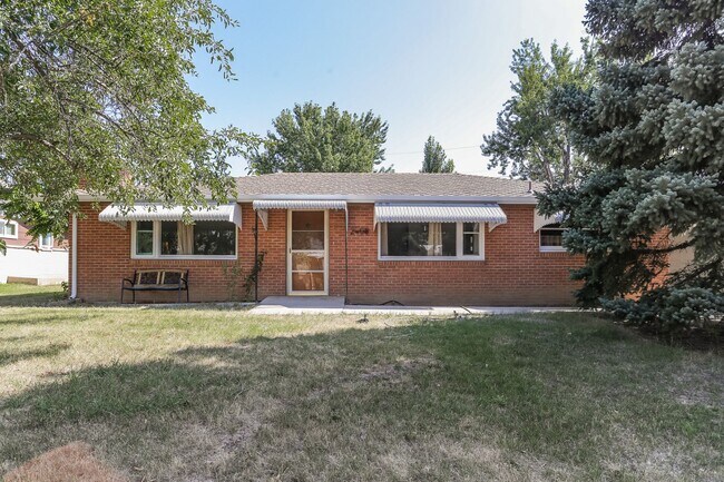 Building Photo - 2408 Lake Dr