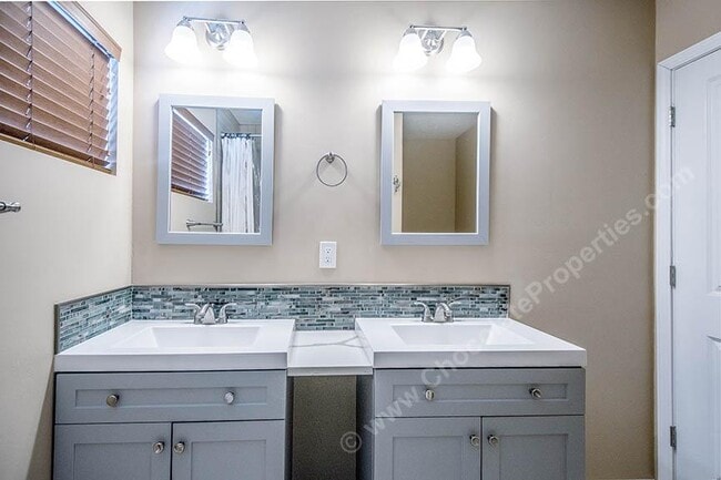 Building Photo - 13105 Skyview Ave NE