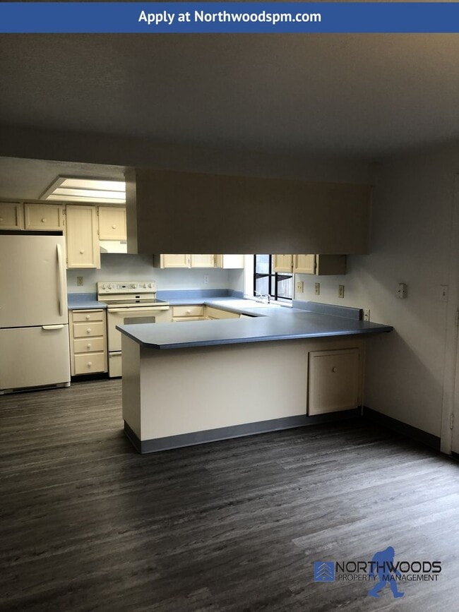 Building Photo - Nice 2 Story 3 Bedroomd 2 Bathrooms-Townhome