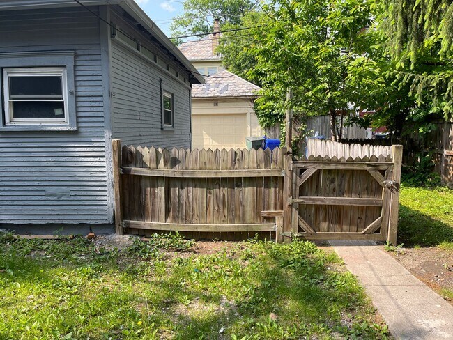Building Photo - 50 E Northwood Ave
