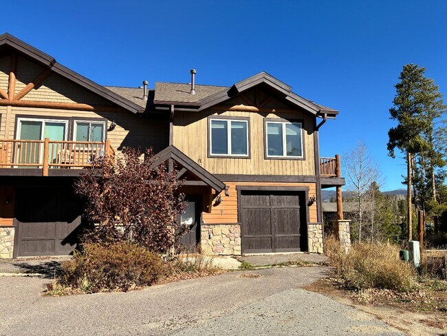 Building Photo - 831 Ermine Ln
