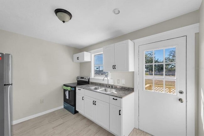 Building Photo - 1607 18th St E