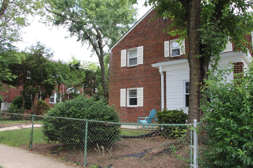 Building Photo - 631 N Oakland St