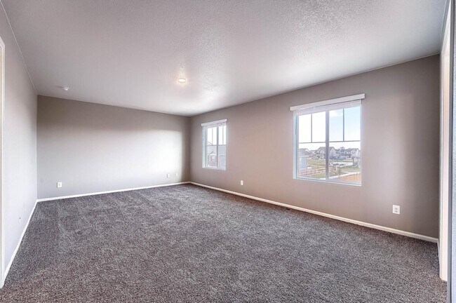 Building Photo - Gorgeous 4 bed, 3 bath, loft and an office!