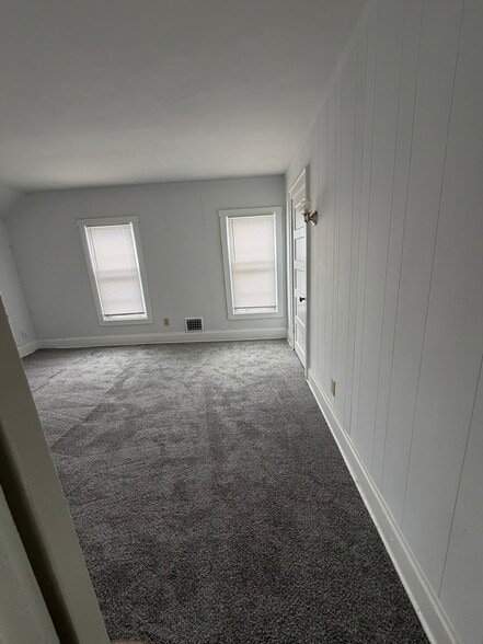 Bedroom - 998 E Whittier St