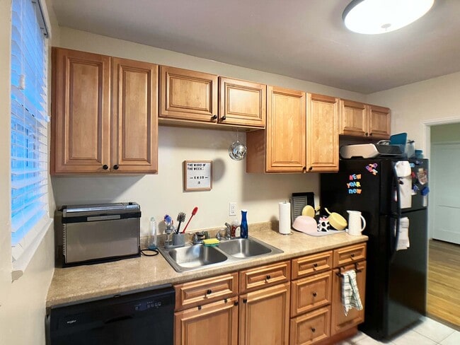 Building Photo - Large 3 Bedroom, 2 Bathroom Home w/ Study ...