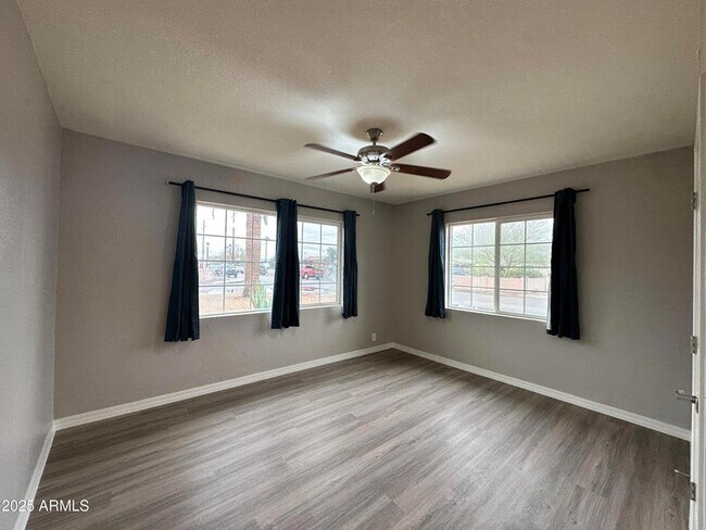 Building Photo - 1802 E Hubbell St