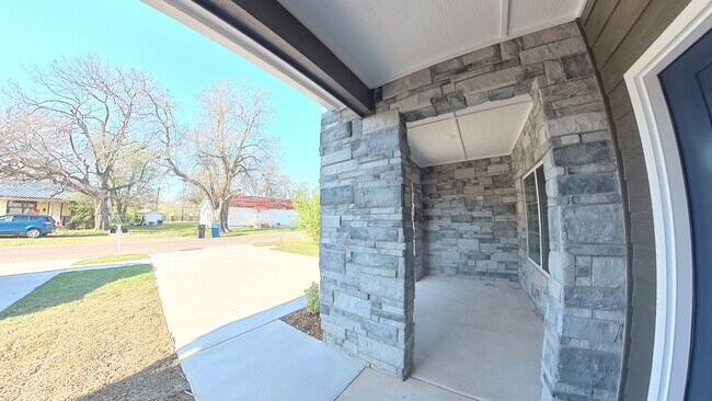 Building Photo - 507 W Fort Worth St