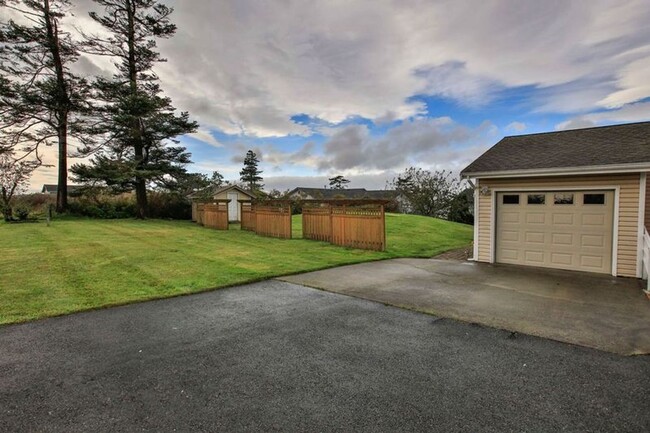 Building Photo - Lovely Home Located Off West Beach with View!