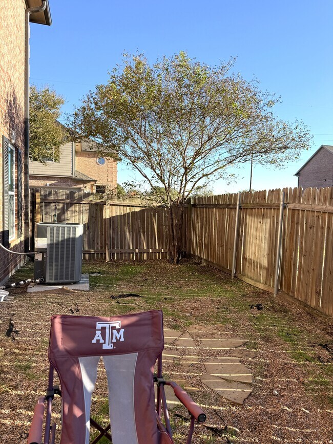 Building Photo - 1425 W Villa Maria Rd