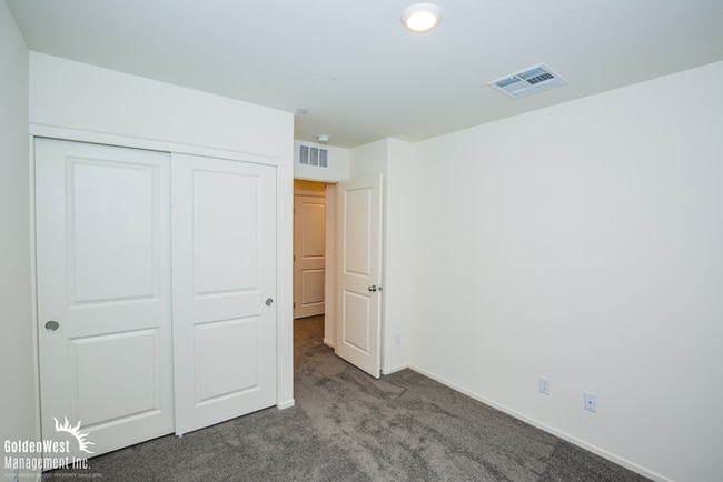 Building Photo - Brand New 3Bdm 2.5Ba Townhome in Aliante!