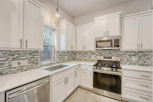 Building Photo - 1134 Chicon St