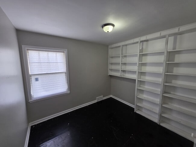 Building Photo - 8639 Minock St