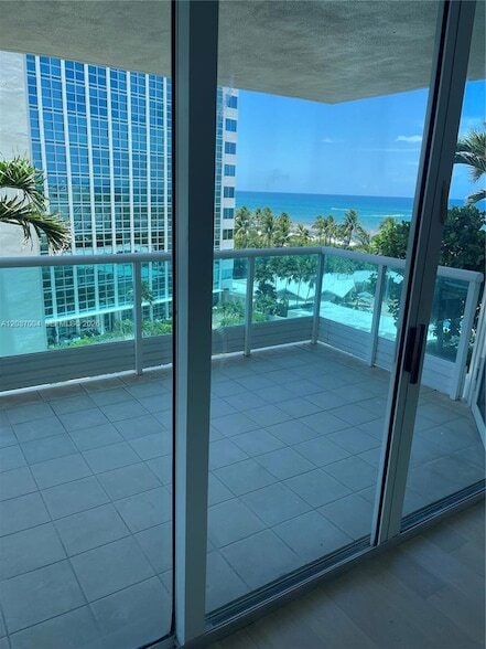 Building Photo - 5025 Collins Ave