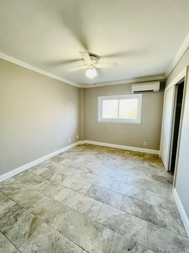 Building Photo - Myers Park Condo, Move-In Ready! All utili...
