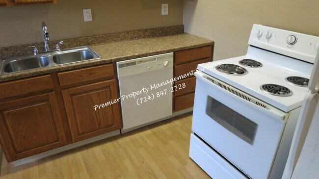 Building Photo - 527 Midland Ave
