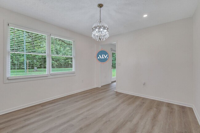 Building Photo - Rare opportunity minutes away from Savanna...