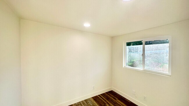 Building Photo - Remodeled 3 bd in Vista with large garage