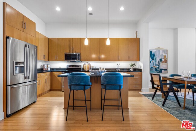 Building Photo - 3223 W 6th St