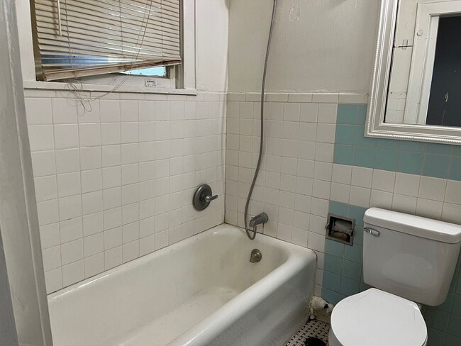 Building Photo - Broadmoor 2BR/2BA Duplex