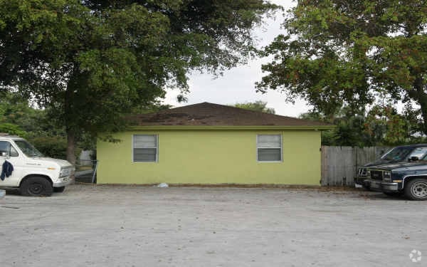 Building Photo - 2309 Lake Worth Rd