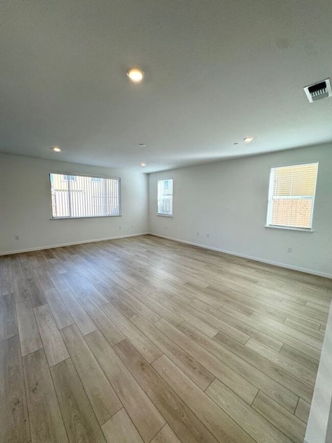 Building Photo - NEWER SOLAR HOME – 4 Bed / 3 Bath + Loft | 2,800 Sq Ft  SEE VIDEO