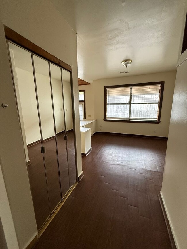 Building Photo - Cozy Efficiency with private backyard