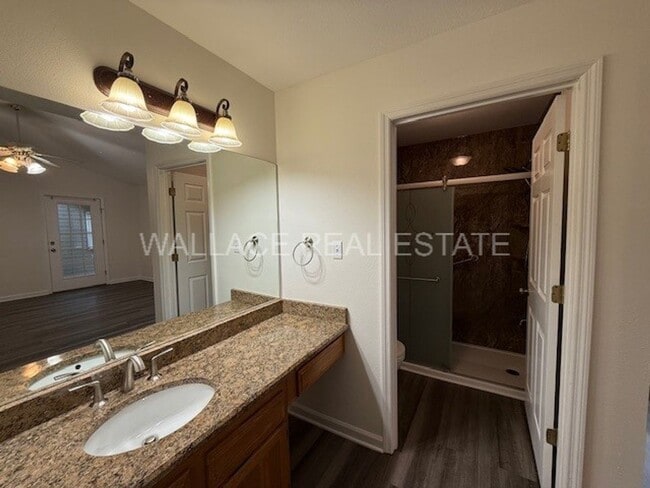 Building Photo - UPDATED 2 BEDROOM CONDO IN ADMIRAL BEND!!